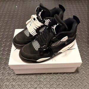 Jordan Men's Black and White Sneakers